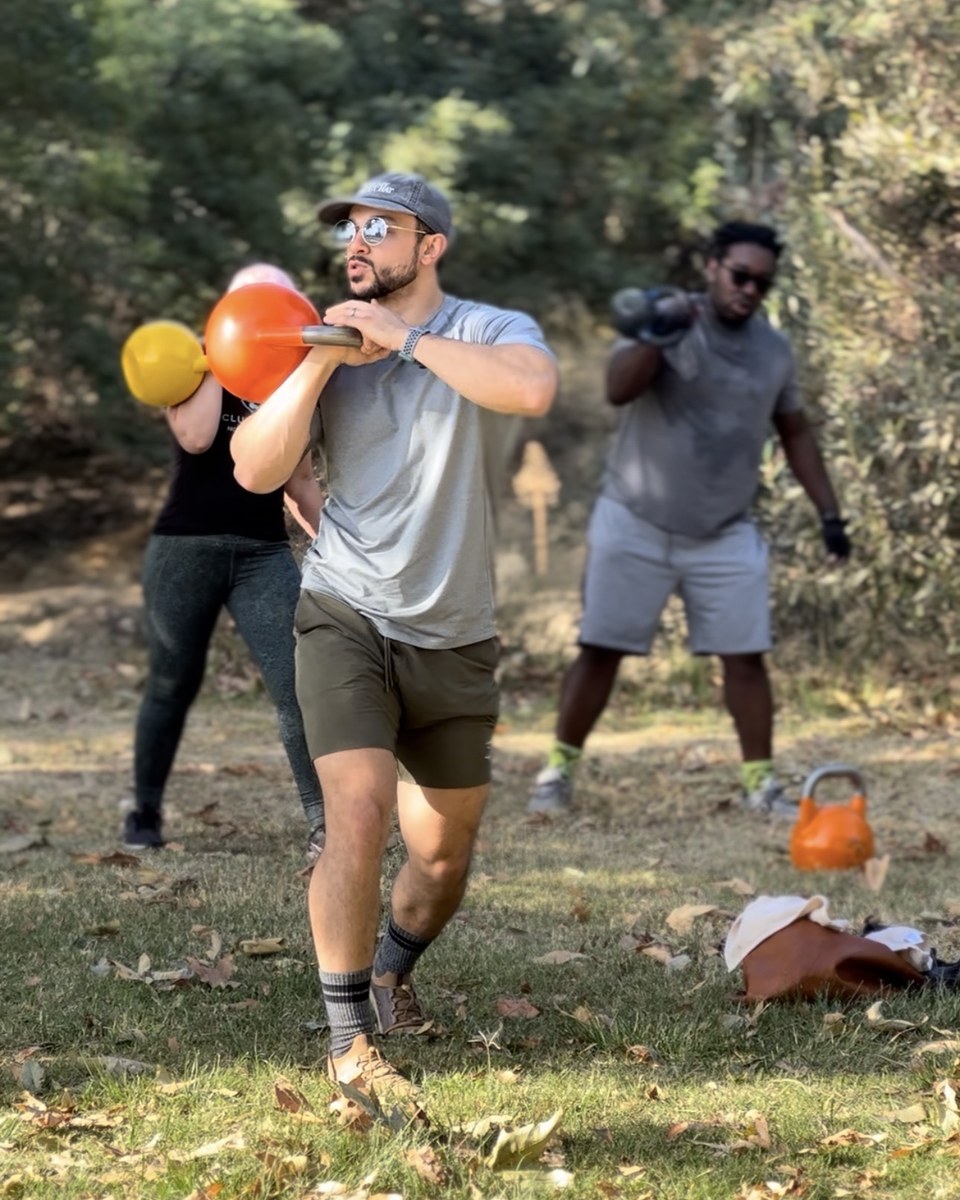 Naveed Emadi coaching an outdoor kettlebell session